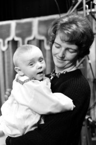 VPRO-televisie. Een Idealist van Kaj Munk.6 maanden oude baby Rudy van Sprenge, Bestanddeelnr 914-7190 photo