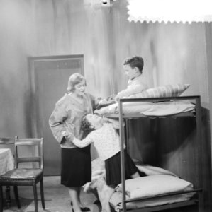 VPRO Televisiespel Hoog is de hemel , vlnr Elise Hoomans, Evalien en Henk…, Bestanddeelnr 910-8129