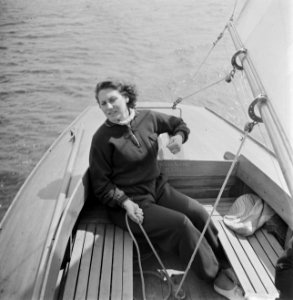 Vrouw in een zeilboot op het Pikmeer bij Grouw, Bestanddeelnr 191-0668 photo