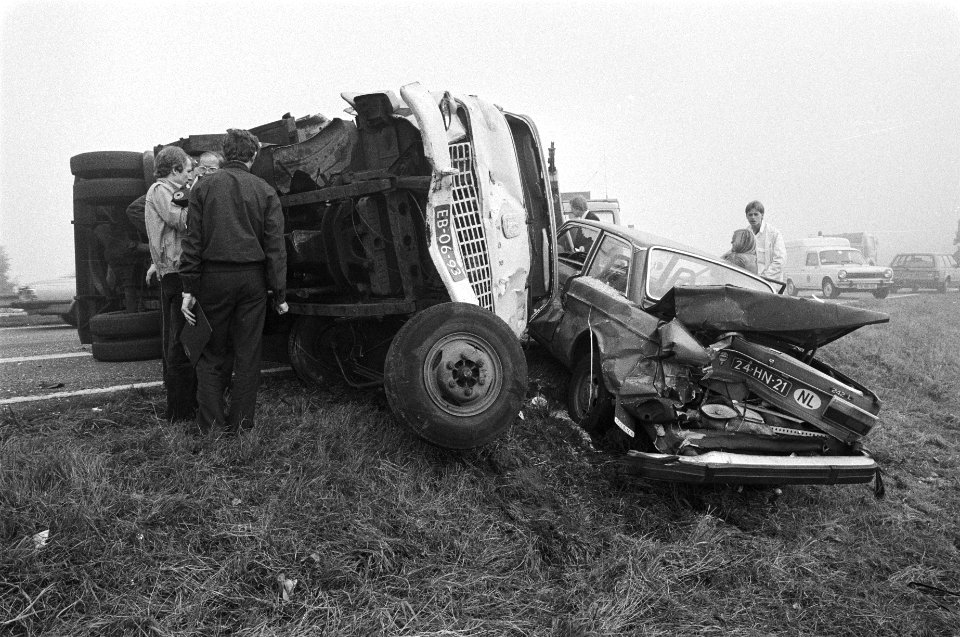 Vrachtauto op zijn kant na aanrijding met auto, Bestanddeelnr 931-0411