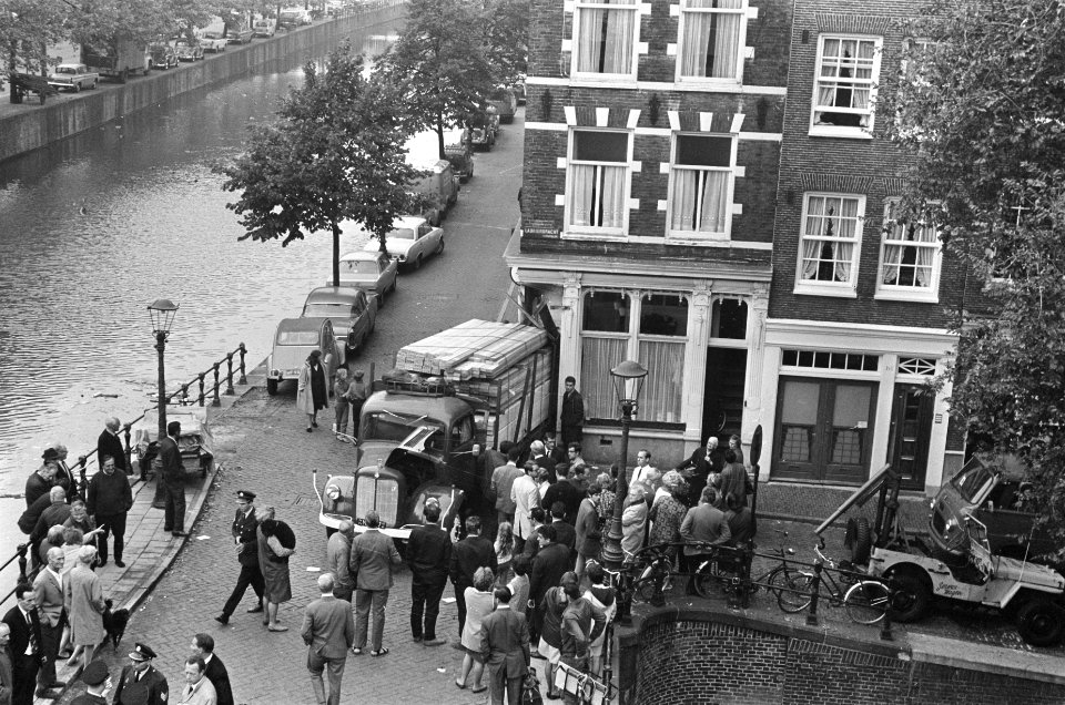 Vrachtauto in huis op hoek Lijnbaansgracht en Lauriersgracht (vrachtwagen door r, Bestanddeelnr 920-7053