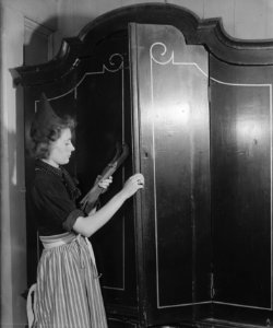 Vrouw haalt doorlopers uit de kast, Bestanddeelnr 901-4187