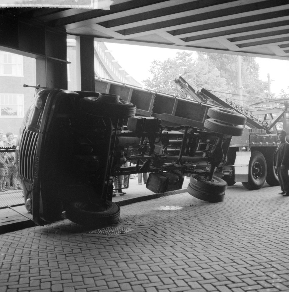 Vrachtauto klem onder viaduct, Bestanddeelnr 912-5824