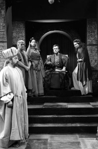VPRO-televisie. Een Idealist van Kaj Munk. Ko van Dijk (Herodes) omgeven door , Bestanddeelnr 914-7192