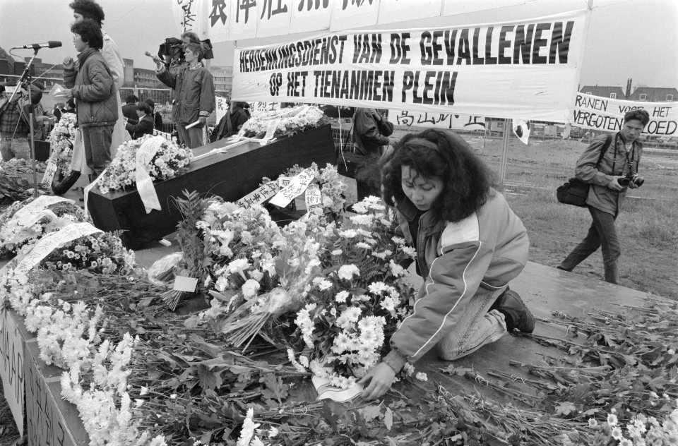 Vrouw legt bloemen, Bestanddeelnr 934-4658