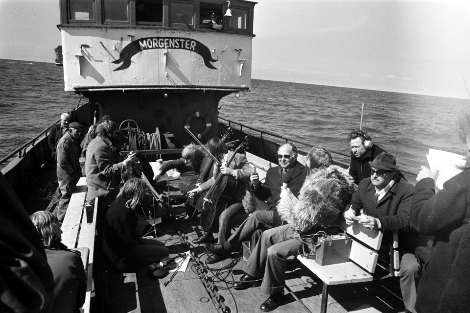 VPRO-radio zendt klassieke muziek uit vanaf schip op Noordzee om actie voor klas, Bestanddeelnr 926-3325