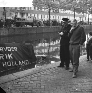 Vrachtauto in de Lijnbaansgracht. Chauffeur met politieagent, Bestanddeelnr 913-0718