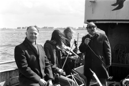 VPRO-radio zendt klassieke muziek uit vanaf schip op Noordzee om actie voor klas, Bestanddeelnr 926-3324