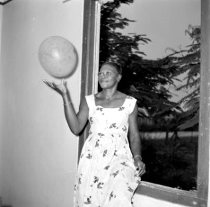 Vrouw met ballon, Bestanddeelnr 252-3127