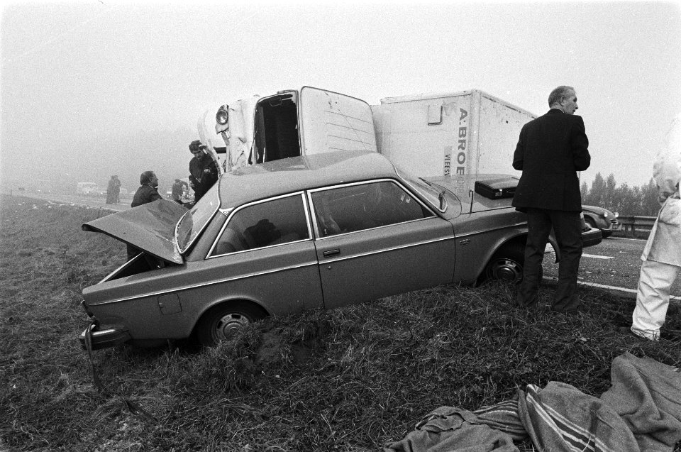 Vrachtauto op zijn kant na aanrijding met auto, Bestanddeelnr 931-0412