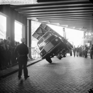 Vrachtauto klem onder viaduct, Bestanddeelnr 912-5825