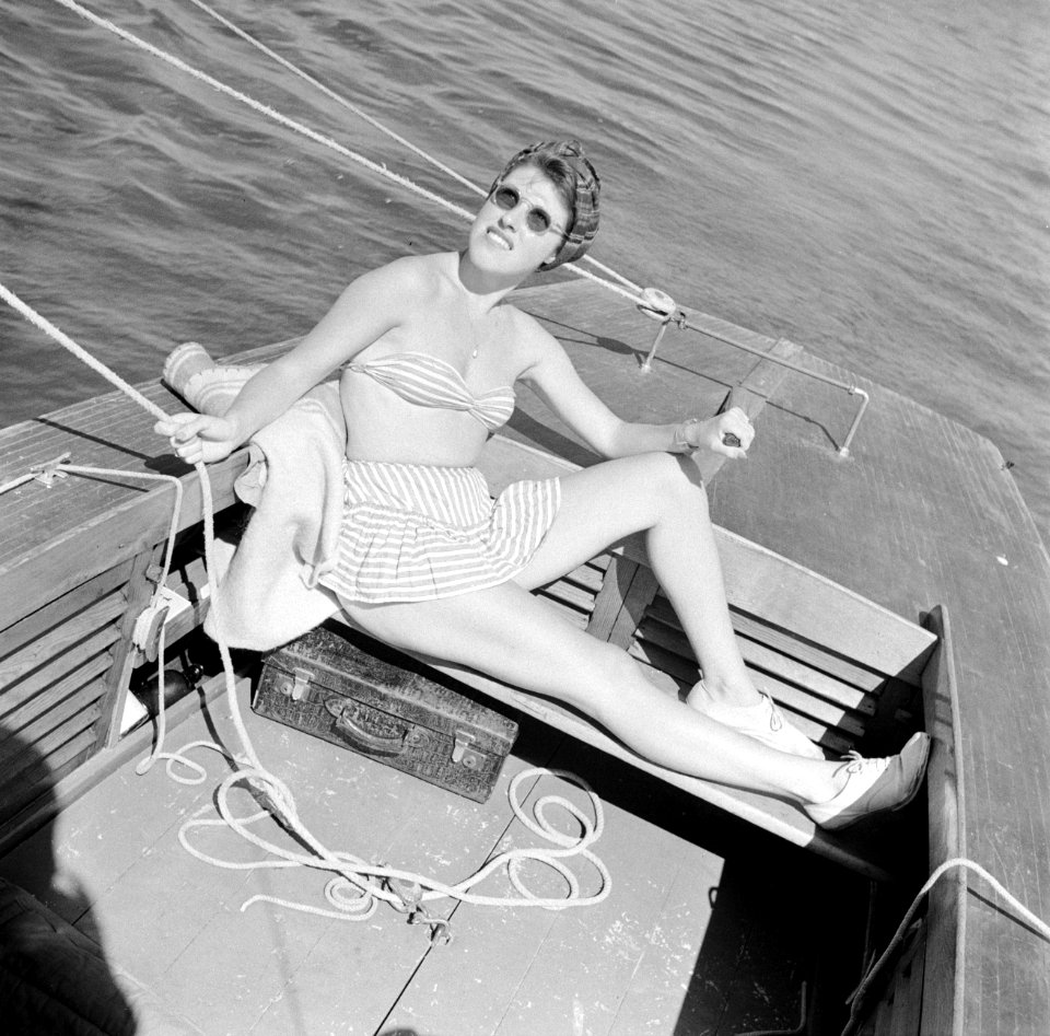 Vrouw in bikini aan het roer, Bestanddeelnr 254-2427