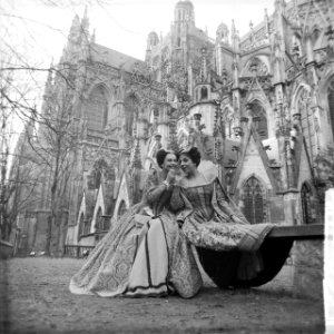 Vrolijke vrouwtjes van Windsor in het casino te Den Bosch Sigrid Koetse (l) en , Bestanddeelnr 912-1353