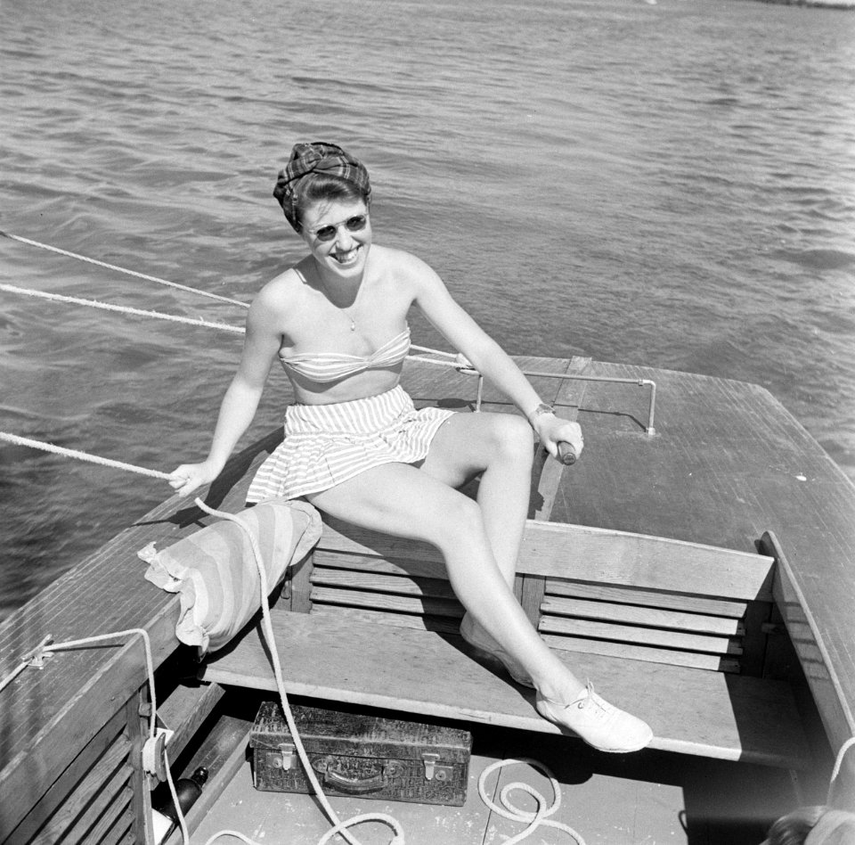 Vrouw in bikini aan het roer, Bestanddeelnr 254-2429