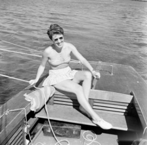 Vrouw in bikini aan het roer, Bestanddeelnr 254-2429