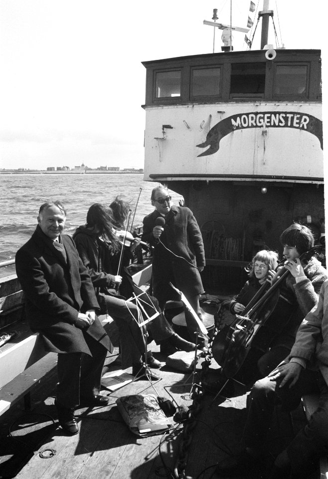VPRO-radio zendt klassieke muziek uit vanaf schip op Noordzee om actie voor klas, Bestanddeelnr 926-3328