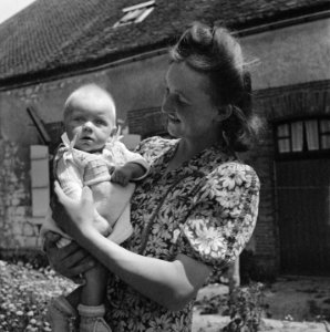 Vrouw met baby op de arm, Bestanddeelnr 900-6005 photo