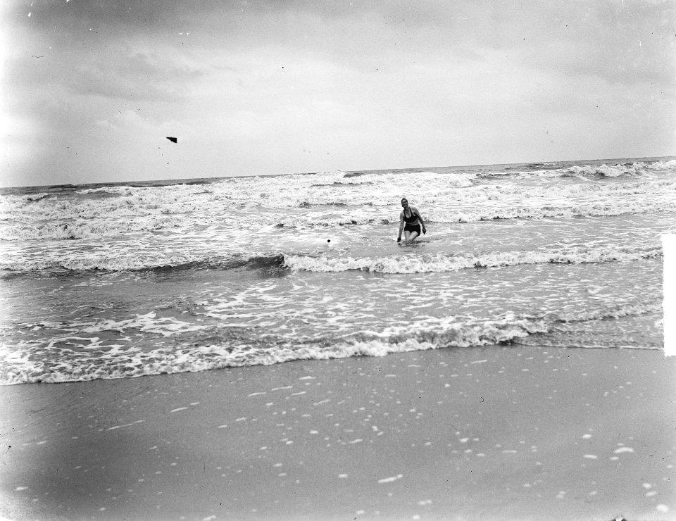 Vrouw in badpak aan zee in de herfst of winter, Bestanddeelnr 903-6373
