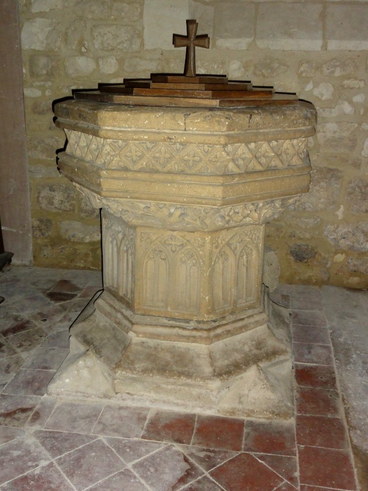 Voyenne (Aisne) église, fonts baptismaux