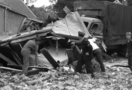 Vrachtauto reed huis in te Apeldoorn, Bestanddeelnr 920-5626