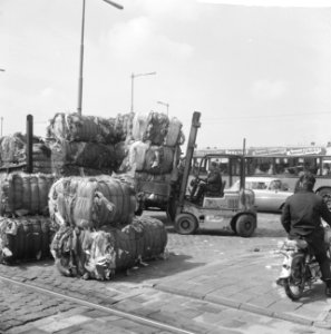 Vrachtauto te snel door bocht verloor lading op Marconipl te Rotterdam (vodden), Bestanddeelnr 917-7533