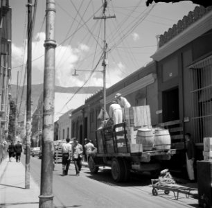 Vrachtauto in een straat in Caracas in Venezuela, Bestanddeelnr 252-8489