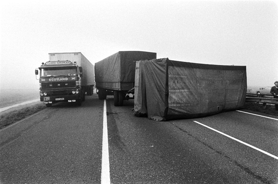 Vrachtauto op zijn kant na aanrijding met auto, Bestanddeelnr 931-0413