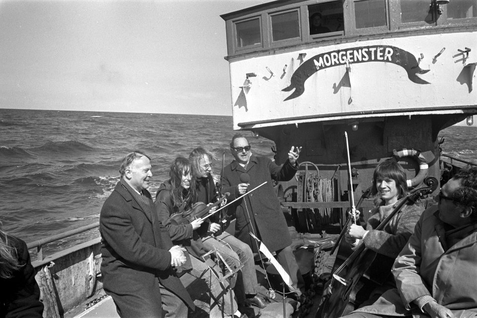 VPRO-radio zendt klassieke muziek uit vanaf schip op Noordzee om actie voor klas, Bestanddeelnr 926-3320