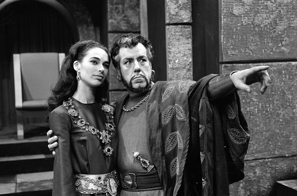 VPRO-televisie. Een Idealist van Kaj Munk. Ko van Dijk (Herodes) en Sigrid Koe, Bestanddeelnr 914-7194