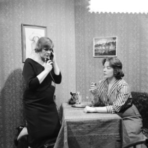 VPRO Televisiespel Hoog is de hemel , links Elise Hoomans rechts Jopie Koopman, Bestanddeelnr 910-8130