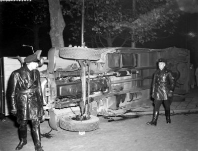 Vrachtauto botste tegen lijn 10 en sloeg op de Frederik Hendrik Plantsoen, Bestanddeelnr 906-0884