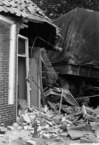 Vrachtauto reed huis in te Apeldoorn, Bestanddeelnr 920-5625