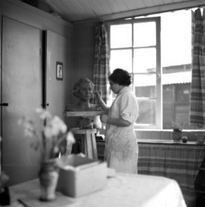 Vrouw aan het beeldhouwen in het Joodse werkdorp in de Wieringermeer, Bestanddeelnr 254-4917