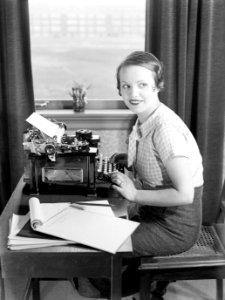 Vrouw achter een schrijfmachine met een bloknoot, Bestanddeelnr 189-1242