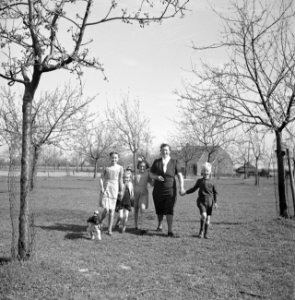 Vrouw (de boerin) met vier kinderen in de boomgaard, Bestanddeelnr 252-1941