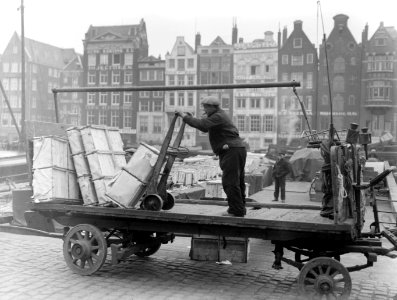 Vracht op een aanhangwagen op het Rokin in Amsterdam, Bestanddeelnr 189-1217