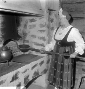 Vrouw in klederdracht aan het koken, Bestanddeelnr 920-4675