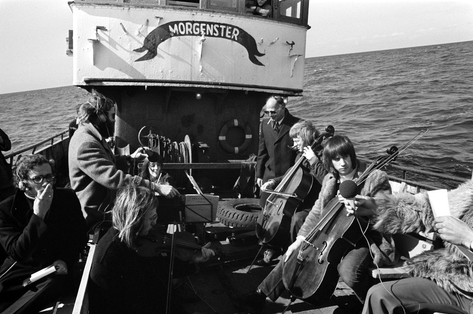 VPRO-radio zendt klassieke muziek uit vanaf schip op Noordzee om actie voor klas, Bestanddeelnr 926-3326