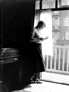 Vrouw aan het lezen voor het raam, Bestanddeelnr 189-0407 photo