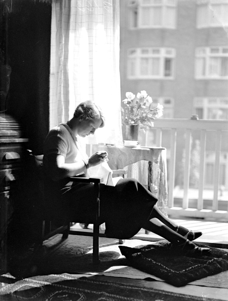 Vrouw aan het handwerken voor het raam, Bestanddeelnr 189-0403