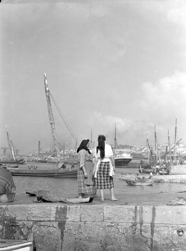 Vrouwen in de vissershaven van Lissabon, Bestanddeelnr 191-0210