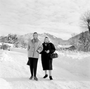 Vrouwen in besneeuwd landschap met links Hilde Eschen, Bestanddeelnr 254-3788