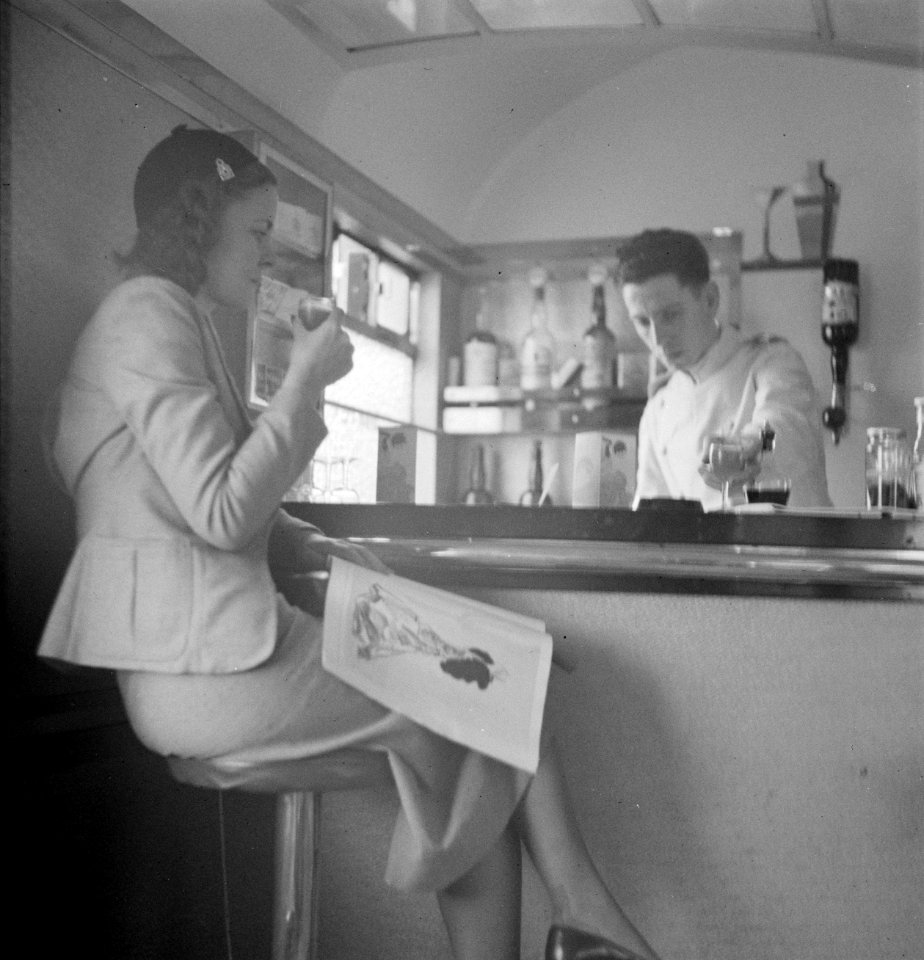 Vrouw aan bar (in de trein), Bestanddeelnr 255-9721