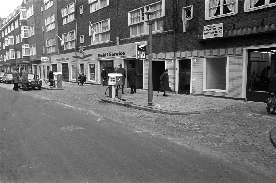 Voorgevel service station met benzinepomp, Bestanddeelnr 919-7873