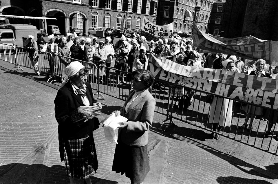 Vrouwen houden stille rondgang steunbt dwaze moeders van de Plaza de Mayo in, Bestanddeelnr 930-8407