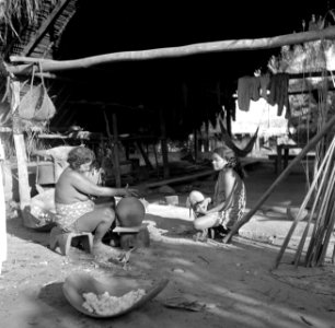 Vrouwen in het Amerindiaanse dorp Cornelis Kondre in Suriname De linkervrouw , Bestanddeelnr 252-5643