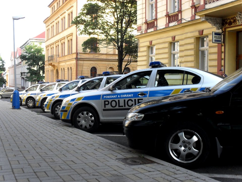 Vozidla teplické pobočky státní policie, u nádraží