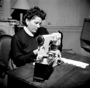 Vrouw aan het werk achter de naaimachine, Bestanddeelnr 252-9361