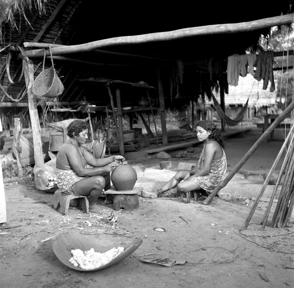 Vrouwen in het Amerindiaanse dorp Cornelis Kondre in Suriname De linkervrouw , Bestanddeelnr 252-5642