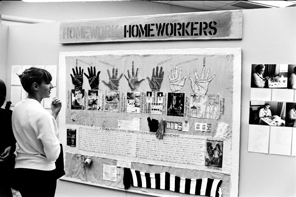 Vrouw bekijkt het werk genaamd Home work home worker, Bestanddeelnr 930-5397